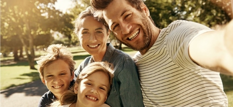 Selfie d'une famille parents et enfants