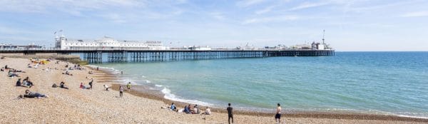 Jetée et plage de Brighton dans le sud de l'Angleterre
