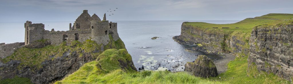 Falaises de la ruine du château de Dunluce à découvrir lors de votre séjour linguistique en Irlande
