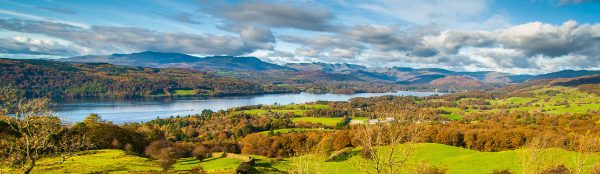 Vue depuis l'école de Windermere sur le lac Windermere dans le parc national du Lake District