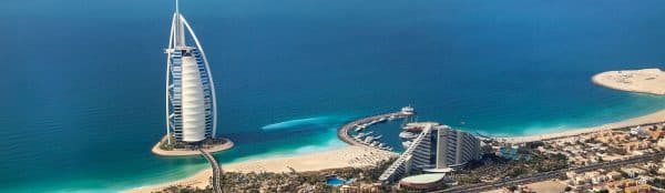 Dubaï et vue sur l'hôtel burj al arab, en forme de voile de bateau