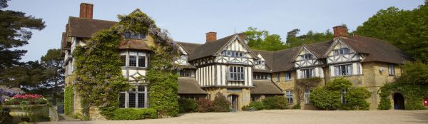 Bâtiment principal de Hurtwood House, collège anglais, en Angleterre