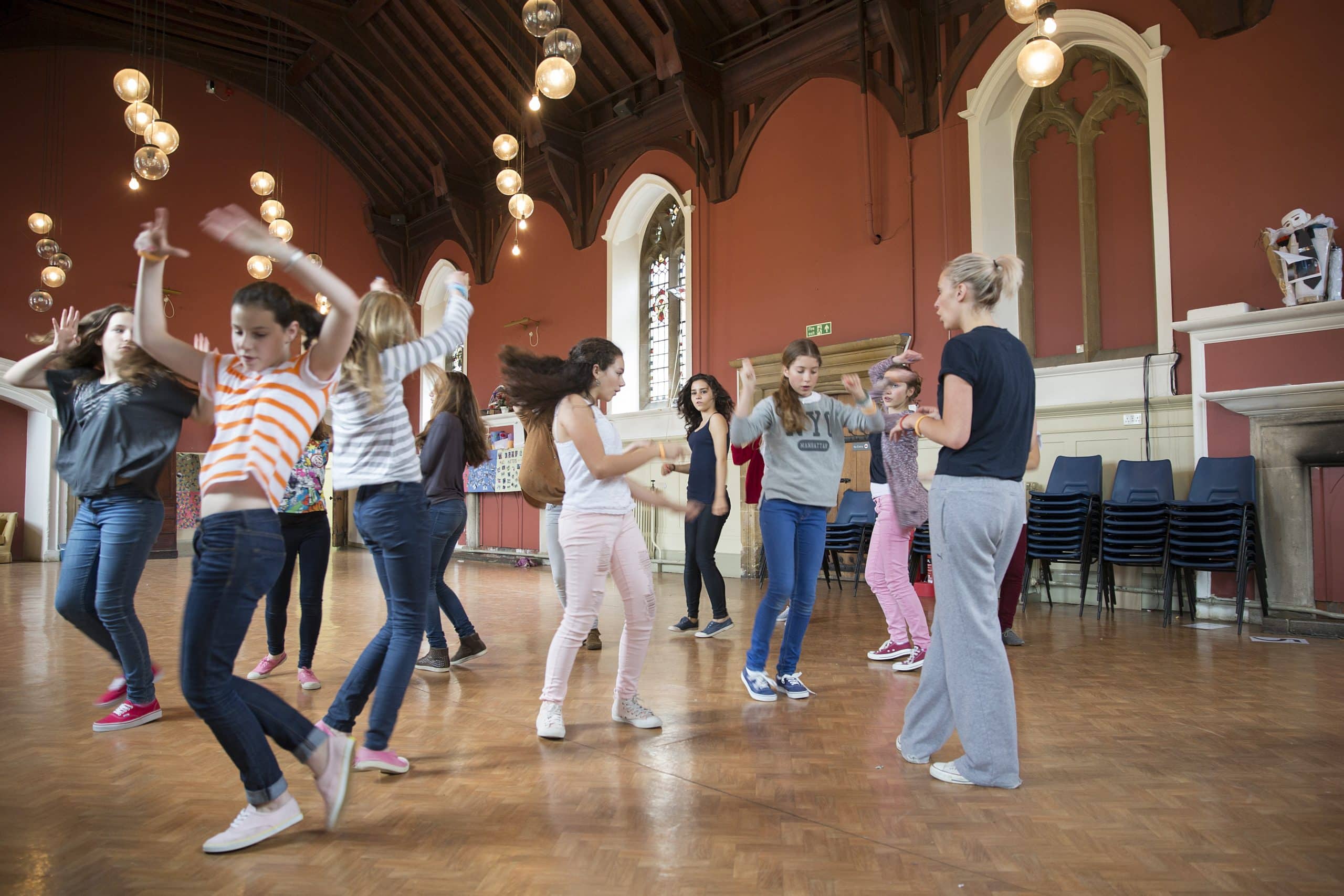 Adolescents dansant durant leur séjour linguistique à St Albans