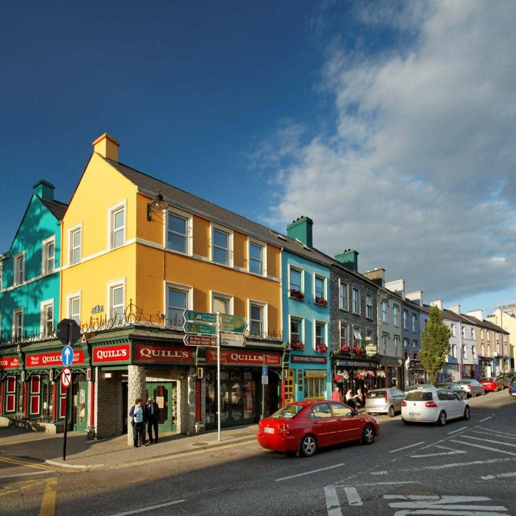 rue aux façades colorées d'ans une petite ville en Irlande