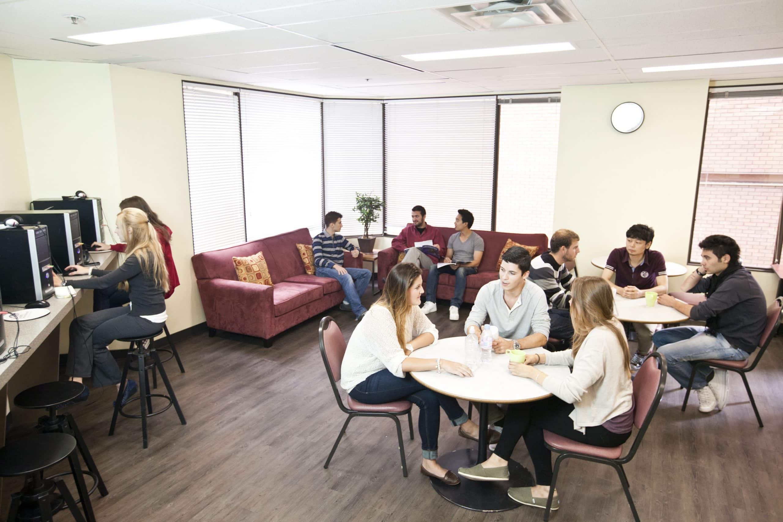 Salle d'échange entre étudiants lors de leur voyage linguistique canadien