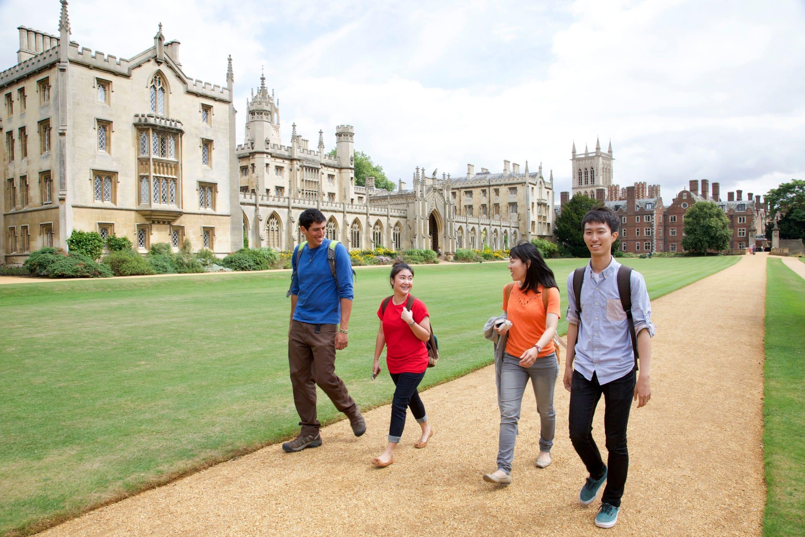 Etudiants internationaux se promenant à Cambridge en Angleterre