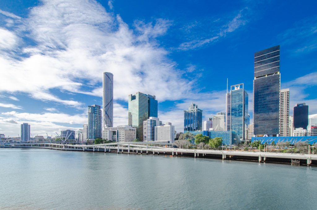 Vue depuis l'eau sur Brisbane en Australie
