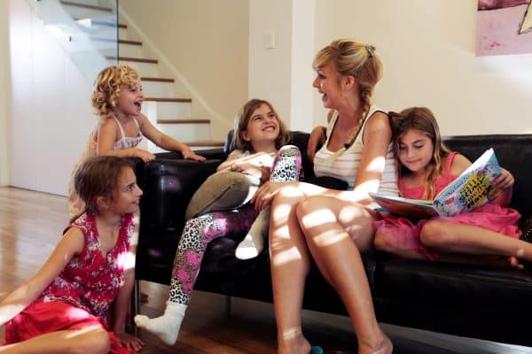 Fille au-pair jouant avec les enfants en séjour au-pair en Australie