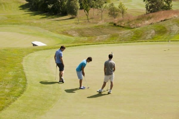 Partie de golf lors d'un Summer camp en Irlande