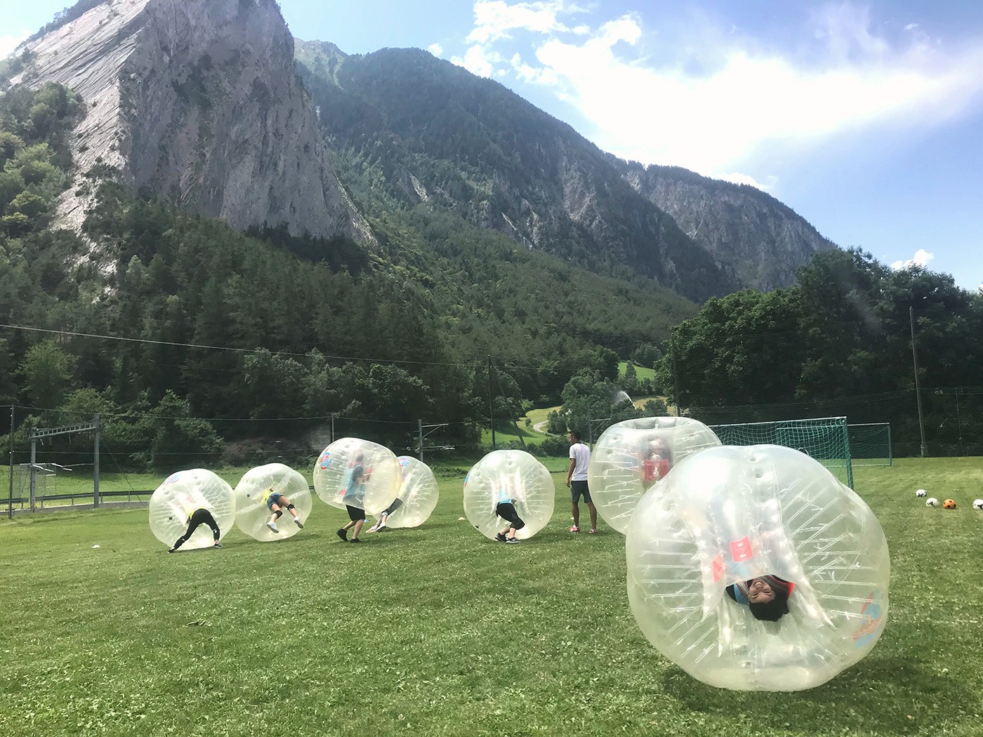 Activité bulles en pleine nature lors d'un summer camp international en suisse - Verbier