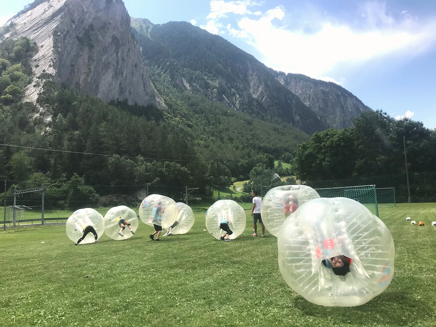 Activité boules géantes gonflables en pleine nature lors d'un summer camp international en suisse - Verbier