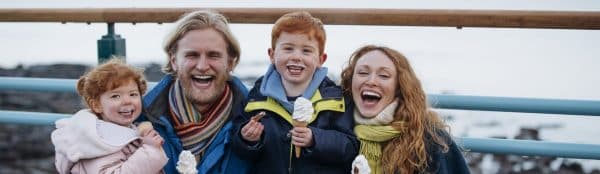 Famille irlandaise avec petit garçon rouquin et sa petite sœur