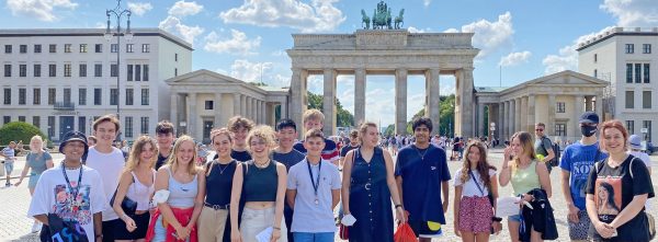 Adolescents devant la Porte de Brandebourg, durant leur séjour linguistique à Berlin