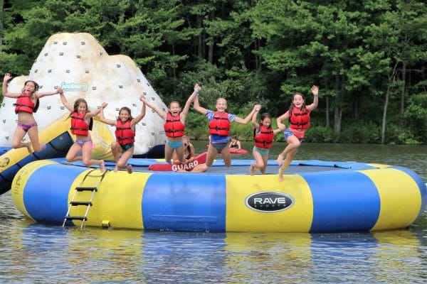 adolescents sur un trampoline aquatique durant leur séjour linguistique en summer camp aux Etats-Unis