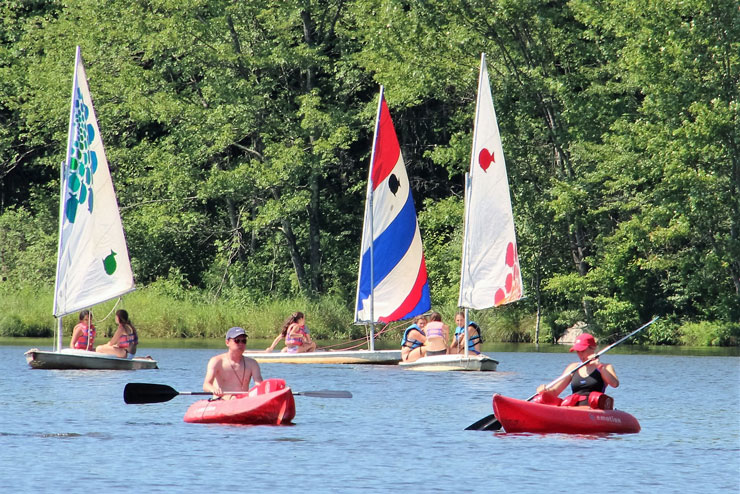 adolescents en canoé et voiliers durant leur séjour linguistique en summer camp aux USA