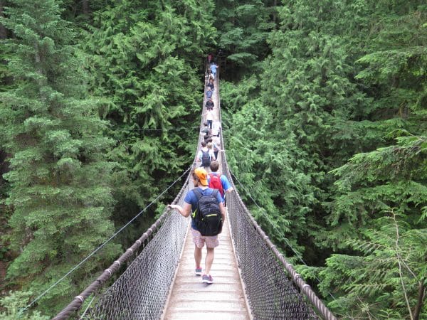 Summer camp sur ce pont suspendu piéton proche de Vancouver