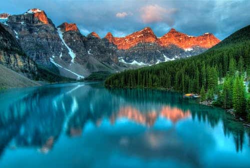 Lac Moraine à la nuit tombée, dans le parc national de Banff à l'Ouest du Canada, à découvrir lors de votre séjour linguistique au Canada