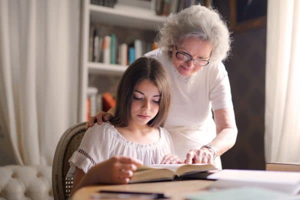 Séjour chez un professeur où on peut voir le professeur aider sa jeune élève