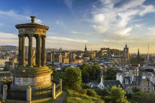 Vue panoramique sur la ville d'Edimbourg depuis Calton Hill, colline du centre-ville et site classé au patrimoine mondial de l’UNESCO