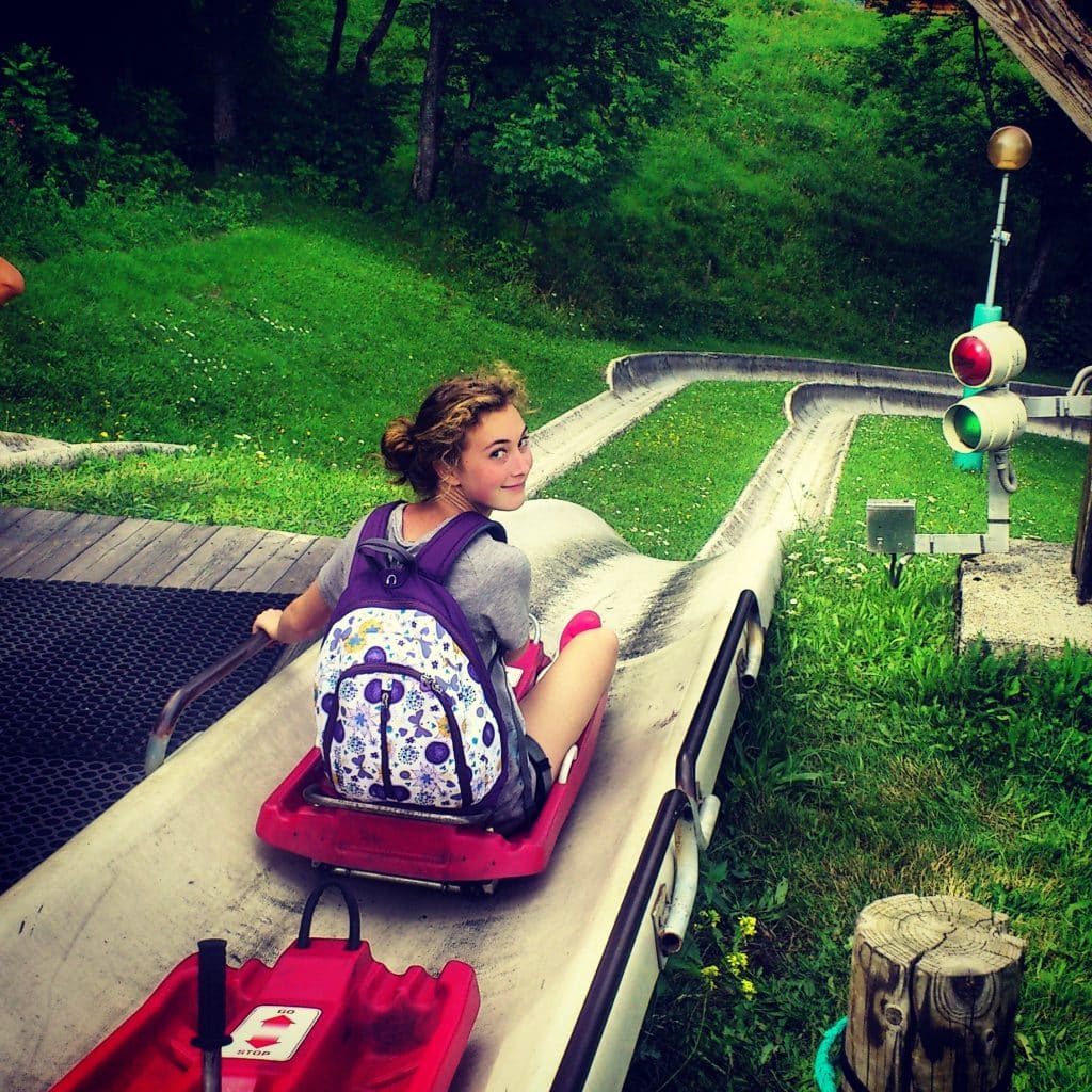 Jeune fille faisant de la luge d'été durant le camp d'été international à Megève