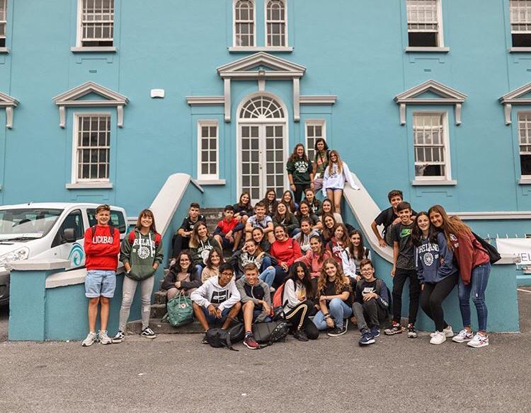groupe d'élèves en séjour linguistique devant leur école en Irlande