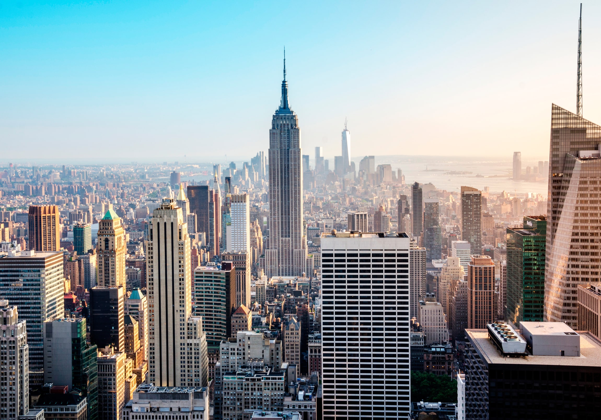 Vue sur les gratte-ciel de Manhattan et Top of the Rock à New York, à découvrir lors de votre séjour linguistique aux USA