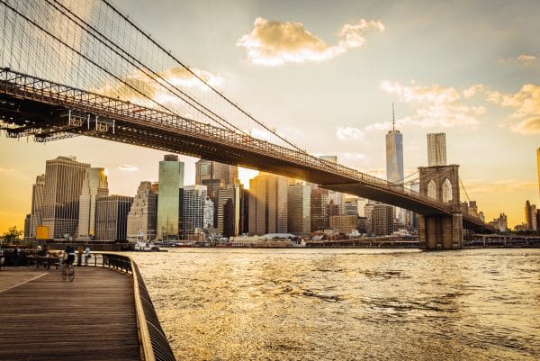Vue sur Brooklyn Bridge et la skyline de Manhattan au coucher du soleil