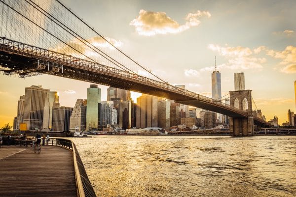 Vue sur Brooklyn Bridge et la skyline de Manhattan au coucher du soleil, à découvrir lors de votre séjour linguistique USA