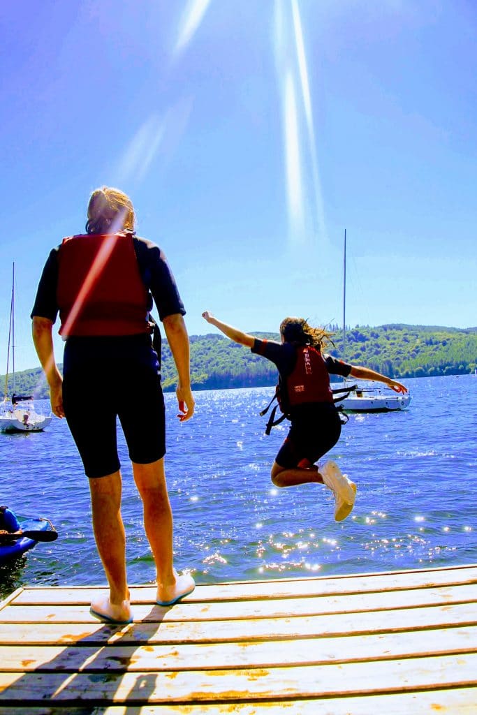 adolescents qui sautent du ponton durant le séjour linguistique à Windermere School en Angleterre