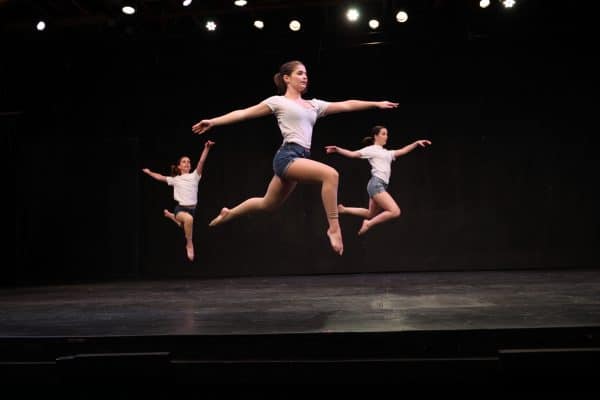 jeunes filles réalisant un spectacle de danse durant le summer camp Arts and Sports summer camp aux USA