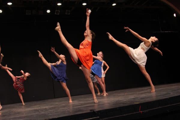 Jeunes filles réalisant un spectacle de danse durant un séjour en summer camp aux USA