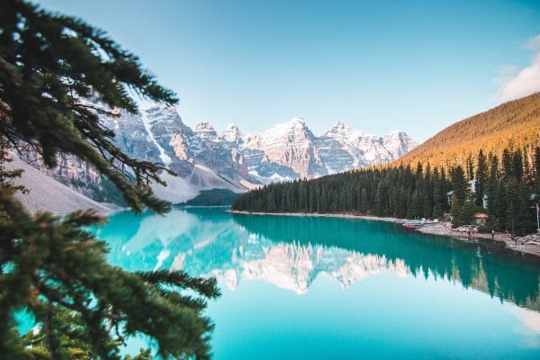 Lac Moraine, superbe lac glaciaire situé dans le parc national de Banff dans l'Ouest canadien, à découvrir lors de votre séjour linguistique au Canada