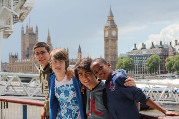 Adolescents posant devant Big Ben en excursion à Londre