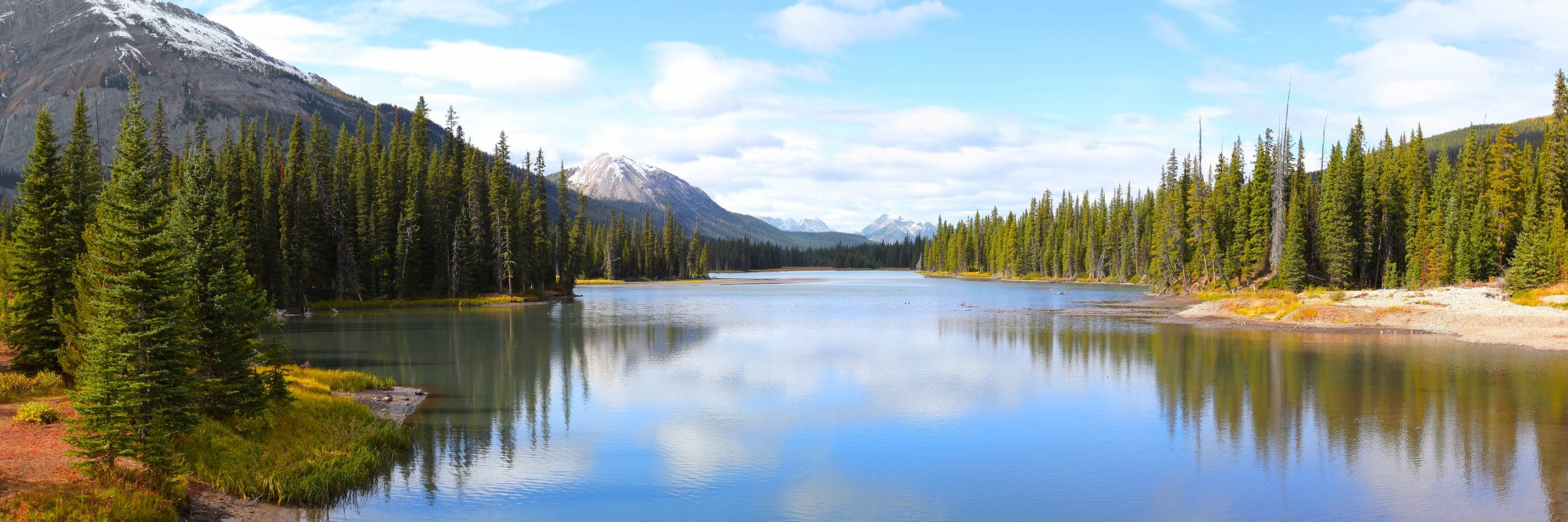 Vue sur un lac magnifique à découvrir lors d'un summer camp à Calgary