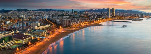 Vue de Barcelone et son bord de mer de nuit