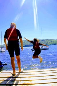 Adolescentes qui se jettent à l'eau lors d'un summer camp