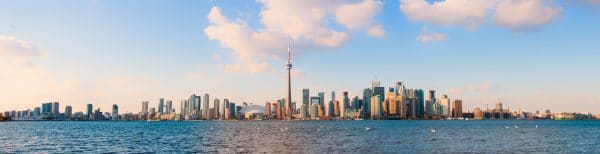 Vue panoramique de la skyline de Toronto au Canada, à découvrir durant un séjour linguistique à Toronto