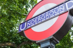 Panneau signalétique du métro à Londres, en Angleterre