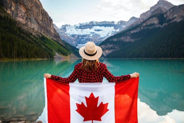 Jeune fille arborant le drapeau canadien sur les grands lacs