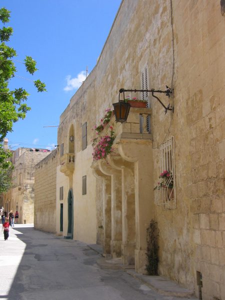 Ruelle locale lors d'une belle journée de soleil à Malte