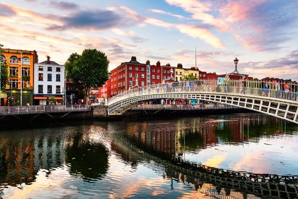 Pont Ha'penny au-dessus de la rivière Liffey au crépuscule dans le centre-ville de Dublin, en Irlande