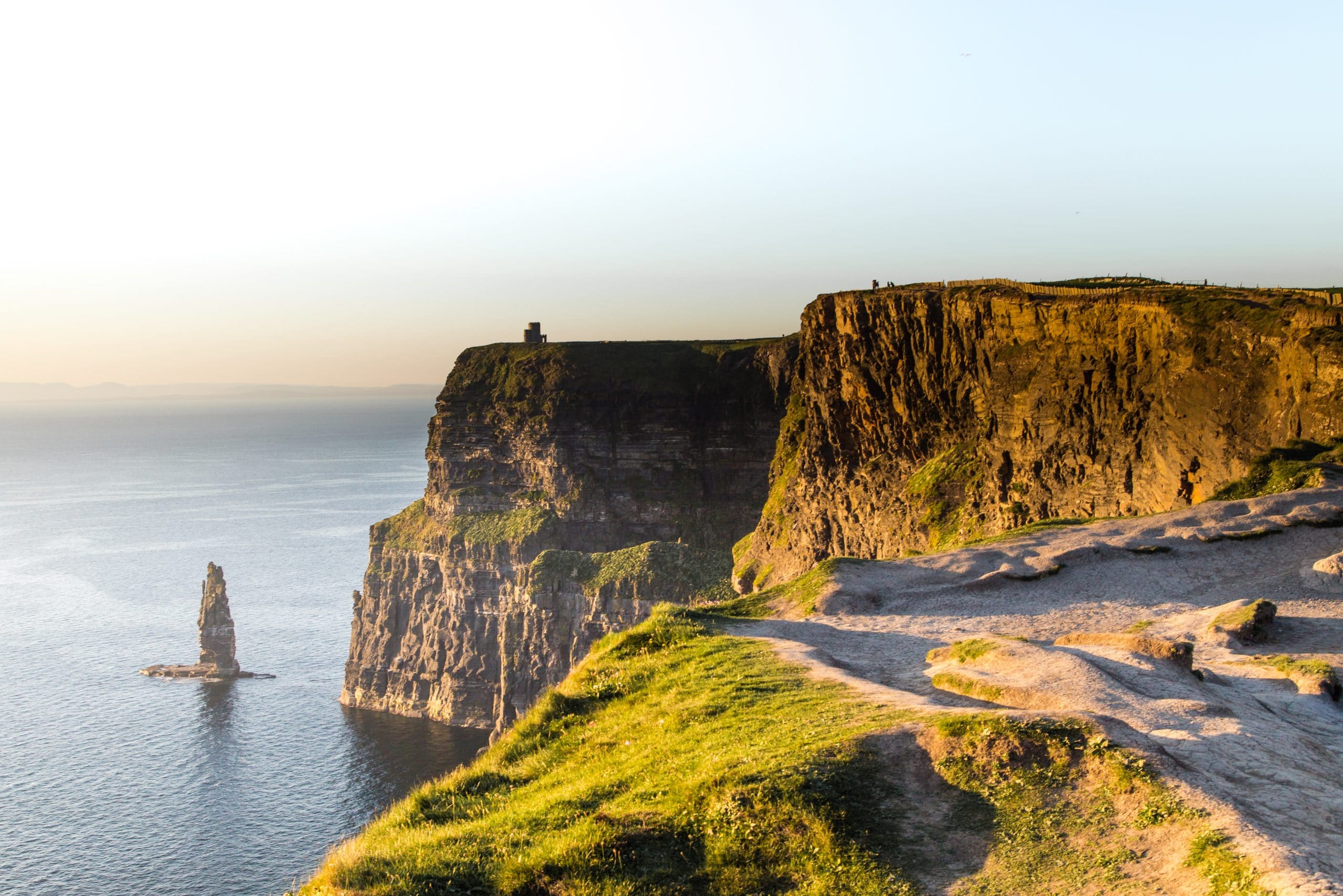 Soirée sur les falaises de Moher, à découvrir en séjour linguistique dans le comté de Clare, Irlande