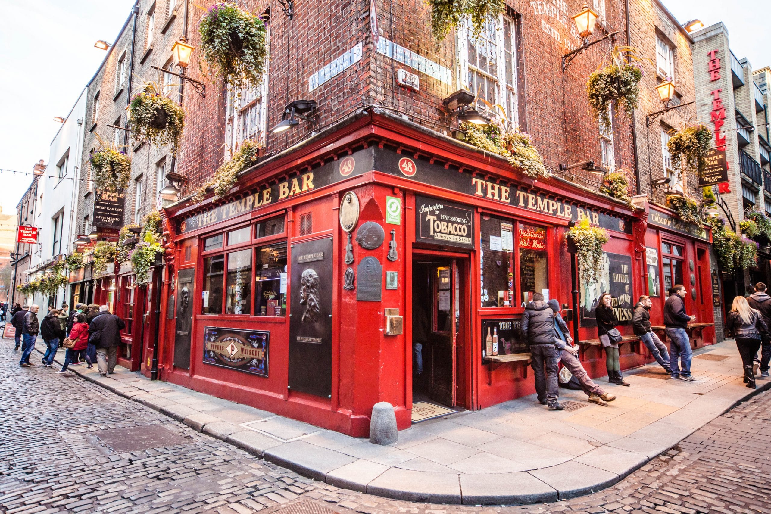 Façade rouge emblématique du pub Temple Bar, sur la rive sud de la rivière Liffey, dans le centre de Dublin, en Irlande.