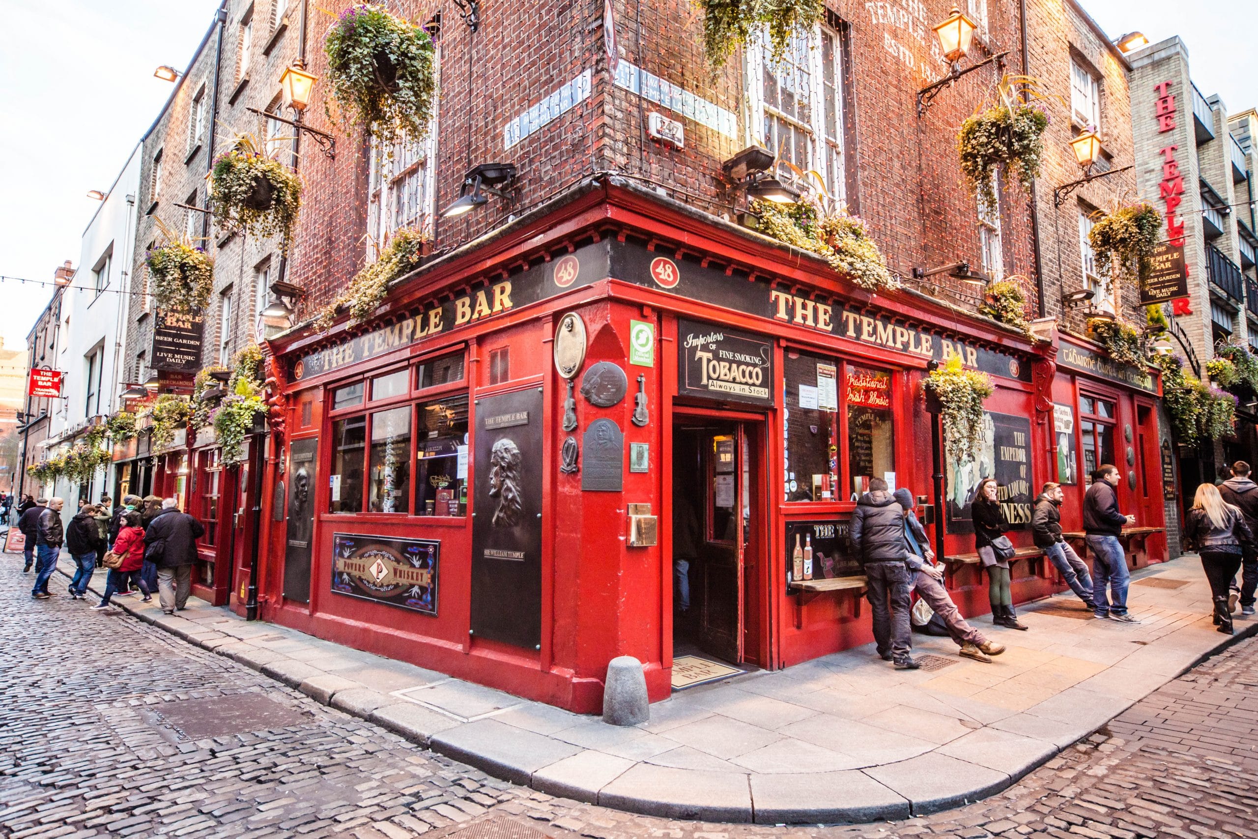 Façade rouge emblématique du pub Temple Bar, dans le centre-ville de Dublin,  à découvrir en séjour linguistique en Irlande.