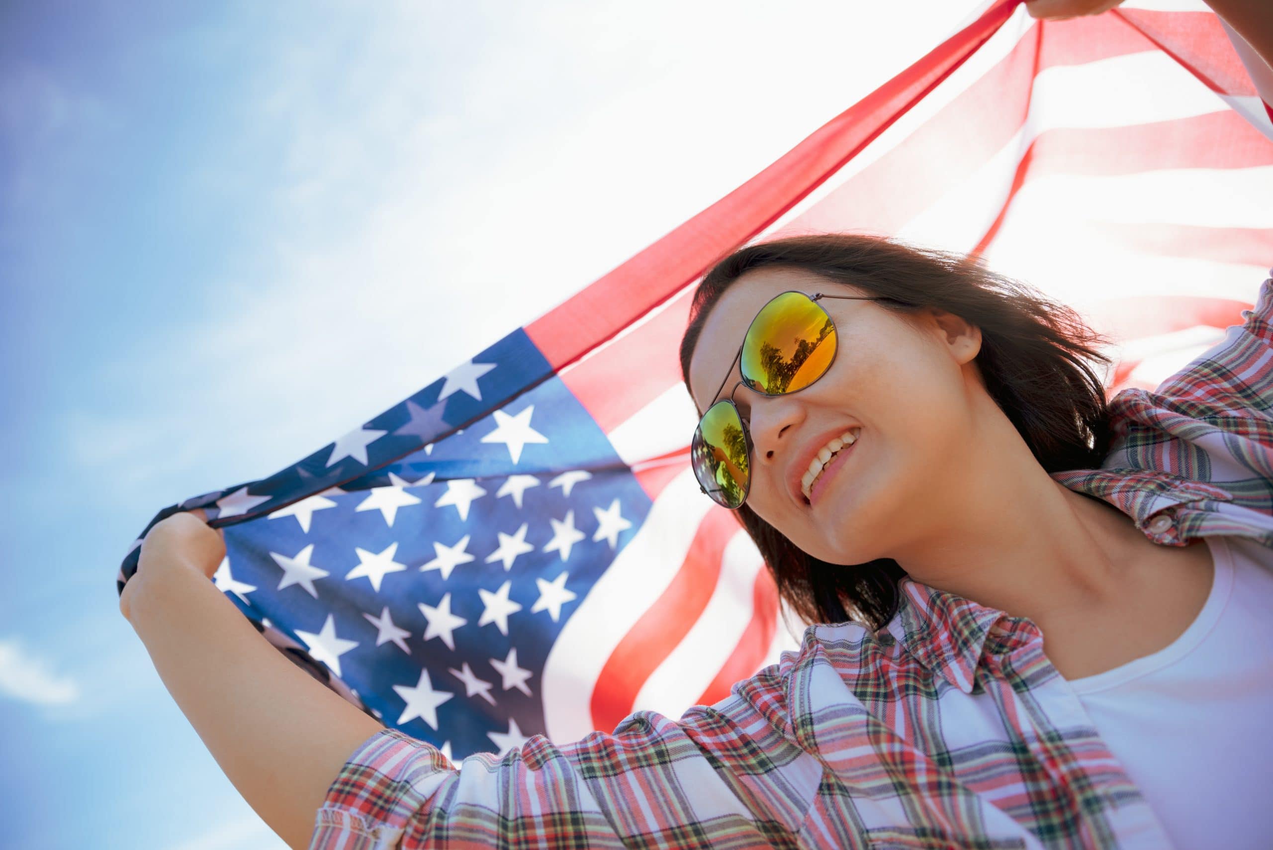Adolescente arborant un drapeau américain durant son séjour linguistique usa