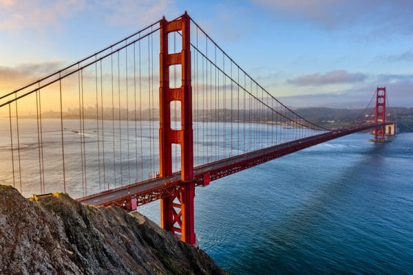 Baie de San Francisco et Golden Gate Bridge en Californie au coucher du soleil