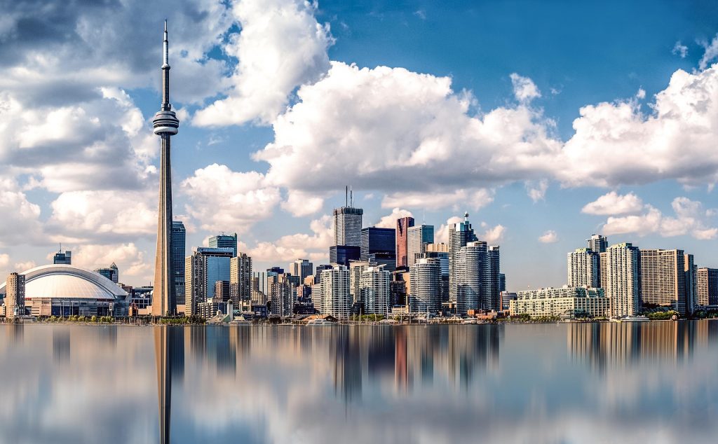 Skyline de la ville de Toronto au Canada, avec la Tour CN, à découvrir durant un voyage linguistique à Toronto