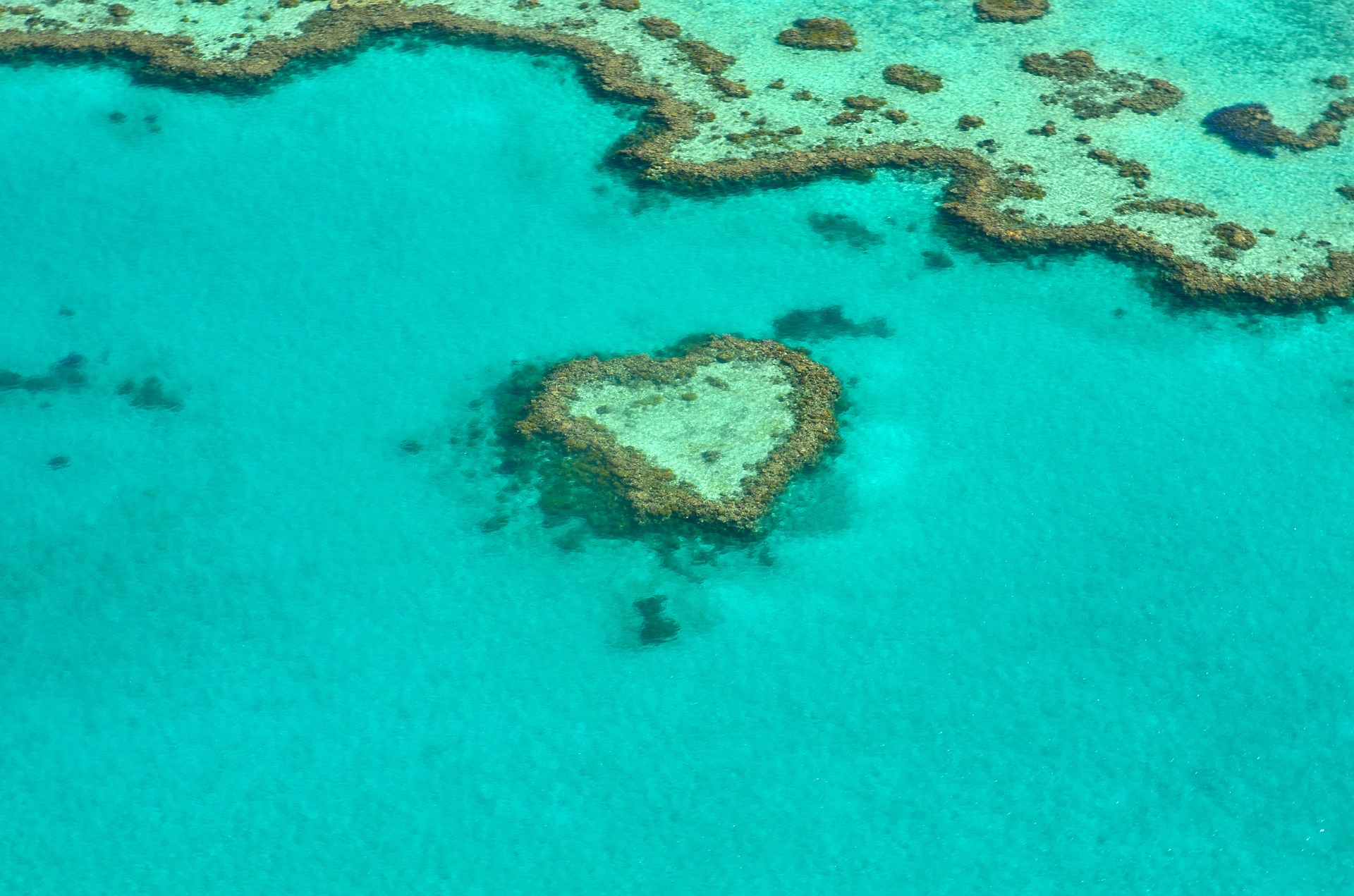 La fameuse île en forme de coeur le long de la barrière de corail de l'hémispère sud