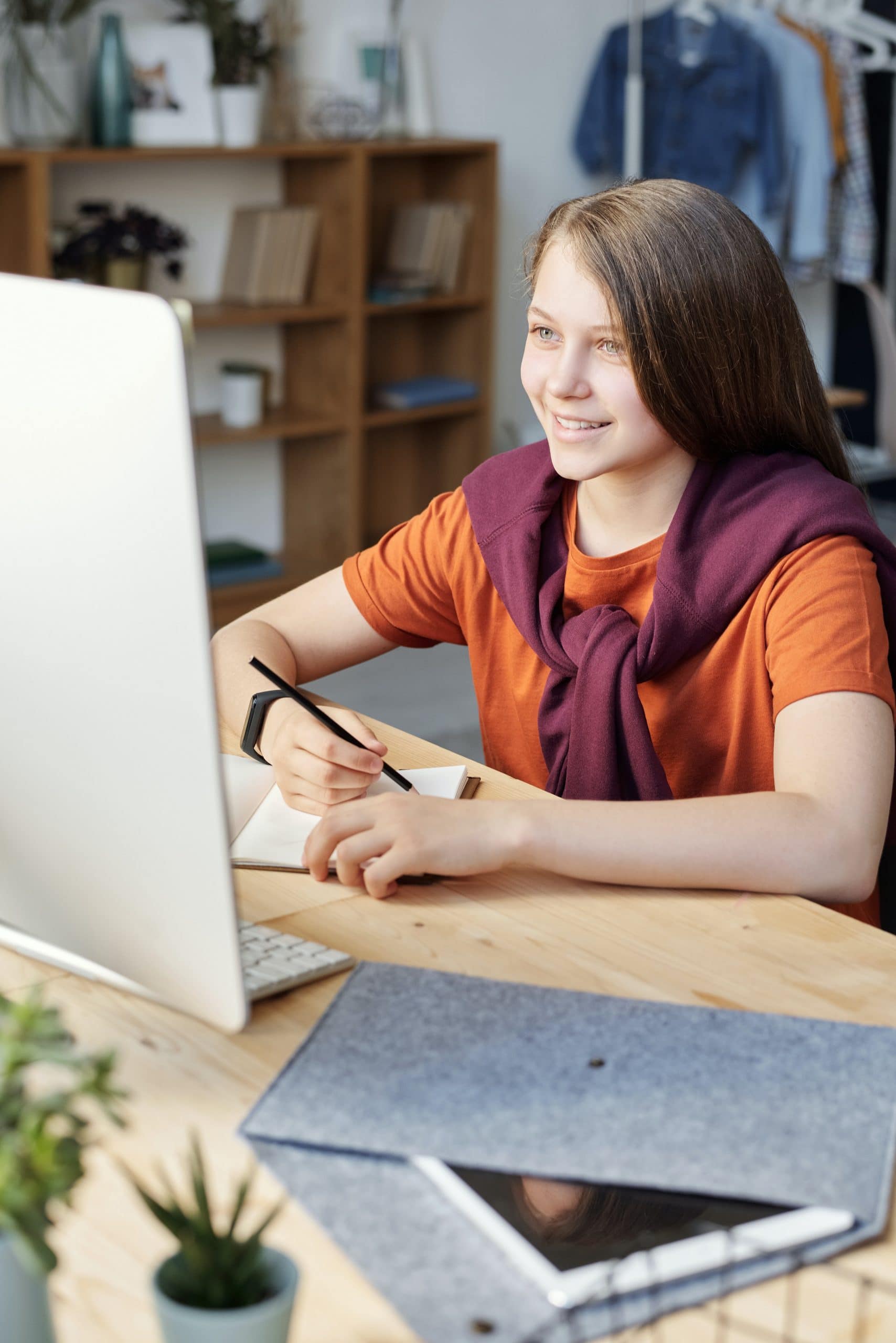 Adolescente apprenant une langue étrangère grâce aux cours de langue en ligne