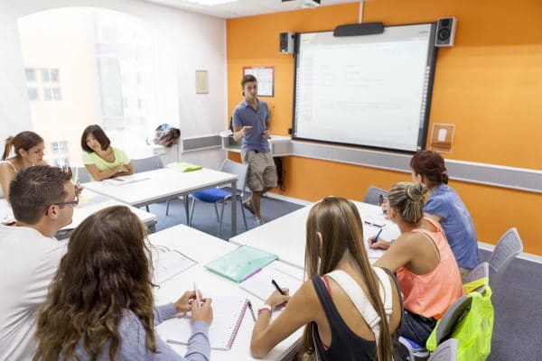 étudiants et adultes en classe en école de langue pour apprendre l'anglais